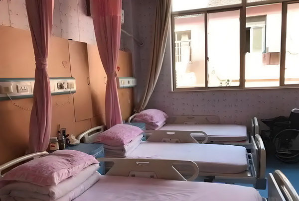 汪小菲带儿女到内蒙古，玥儿骑马他牵马